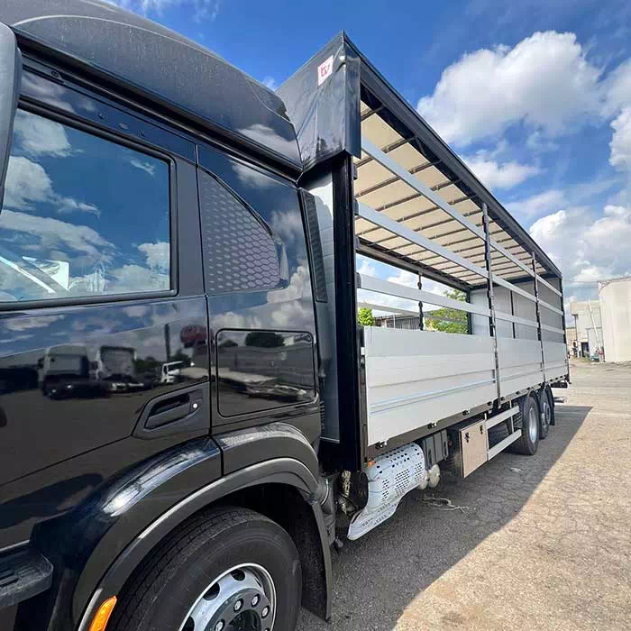 Camion nero allestito con sponde apribili da Mini-Car Spilamberto Camion nero allestito con cassone laterale apribile, realizzazione Mini-Car