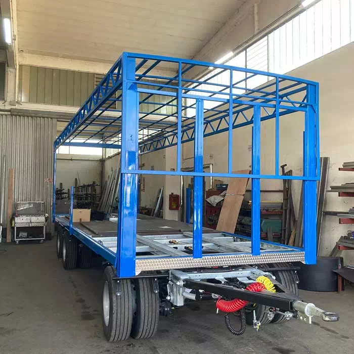 Rimorchio blu in costruzione presso officina Mini-Car Spilamberto Telaio strutturale blu per rimorchio industriale in fase di allestimento Mini-Car