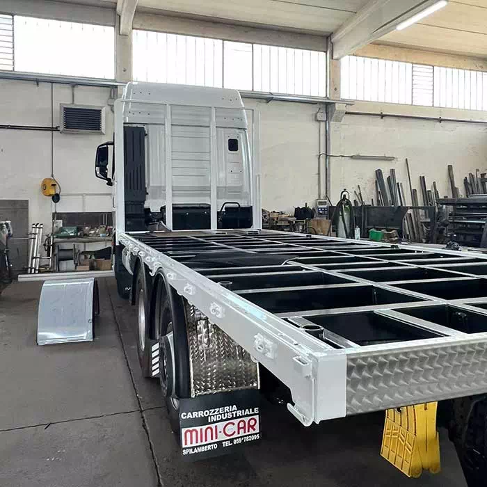 Telaio camion in allestimento presso officina Mini-Car Spilamberto Telaio camion in fase di allestimento interno carrozzeria industriale Mini-Car