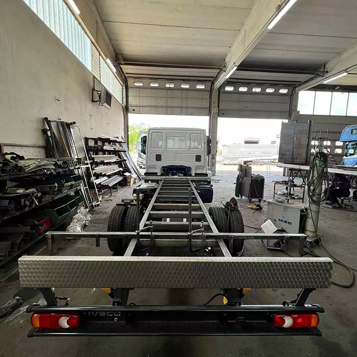 Telaio Iveco in lavorazione presso carrozzeria industriale Mini-Car Telaio Iveco in fase di allestimento vista posteriore, officina Mini-Car Spilamberto